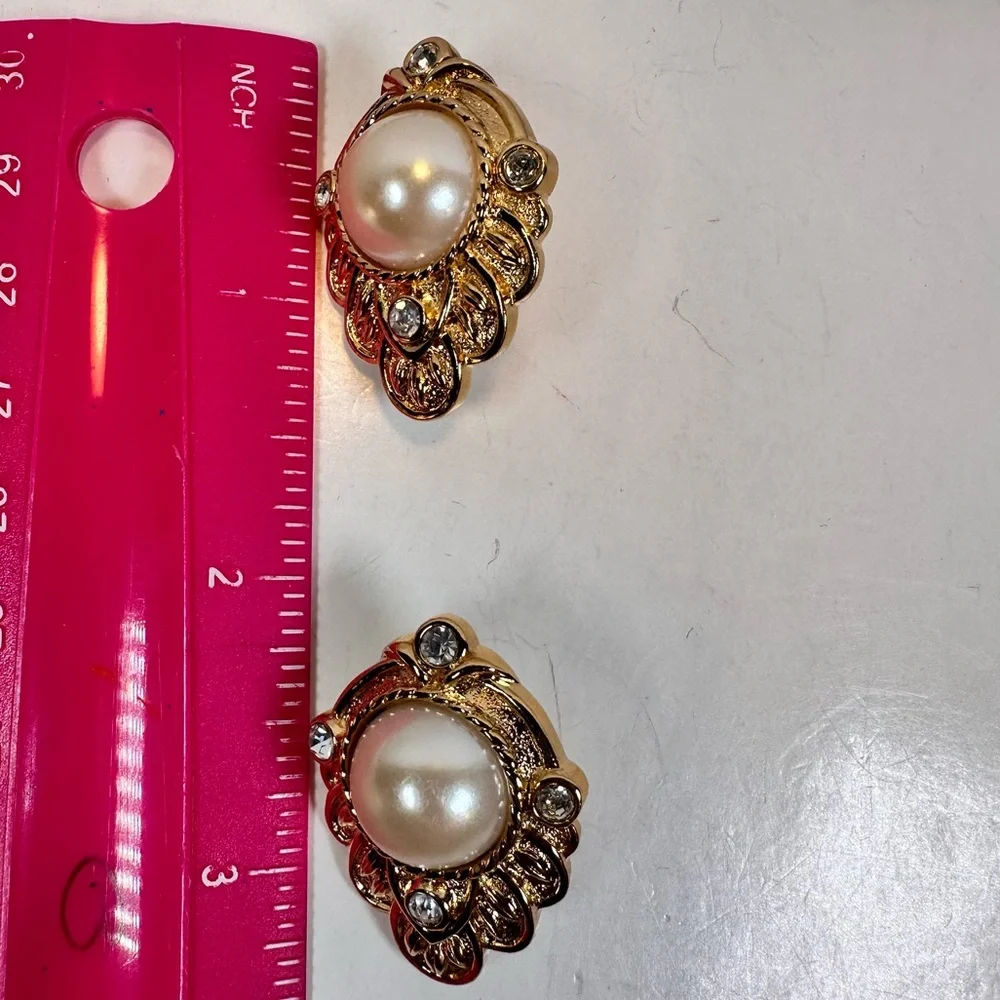 Kenneth J. lane for Avon faux pearl gold tone pierced earrings - Picture 4 of 7
